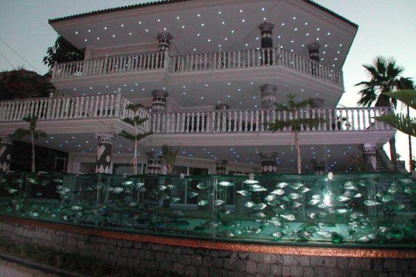 ΦΩΤΟ-Αντικατέστησε το φράχτη με ενυδρείο