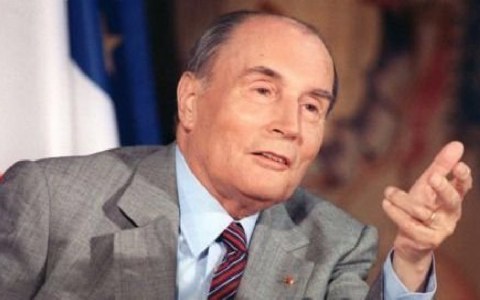 Ισχυρίζεται ότι είναι γιος του Μιτεράν