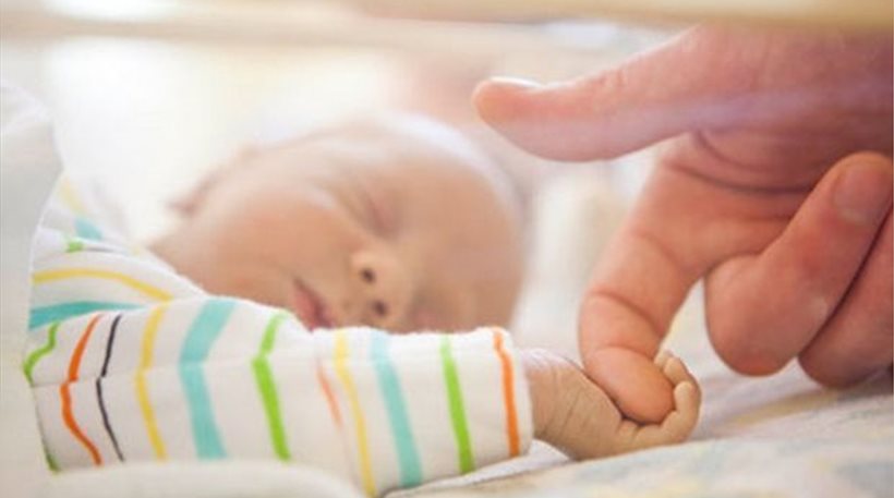 13χρονη γέννησε το παιδί του ανήλικου αδελφού της