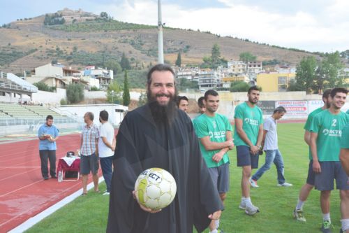 ΦΩΤΟ-Ιερέας σε ρόλο… ποδοσφαιριστή