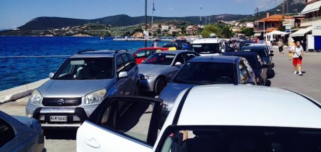 ΦΩΤΟ- Χαμός στο λιμάνι της Γλύφας – Ουρές τα αυτοκίνητα
