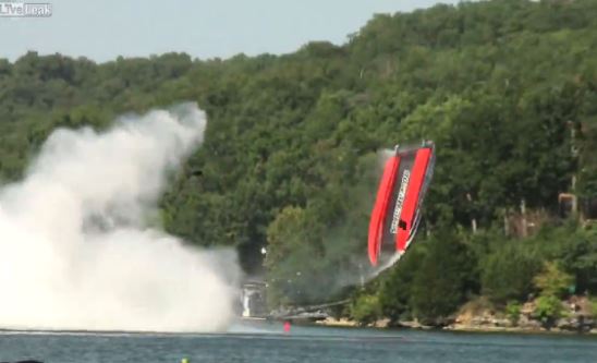 ΒΙΝΤΕΟ-Παρ’ ολίγον τραγωδία σε αγώνες με σκάφη