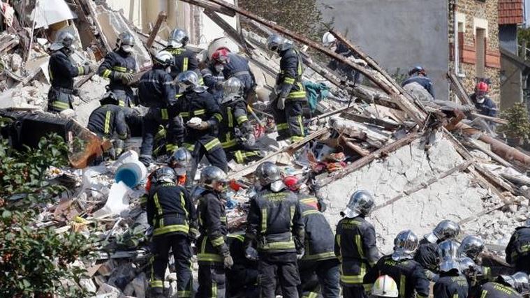 ΦΩΤΟ-Παρίσι-Ψάχνουν για επιζώντες στα συντρίμμια