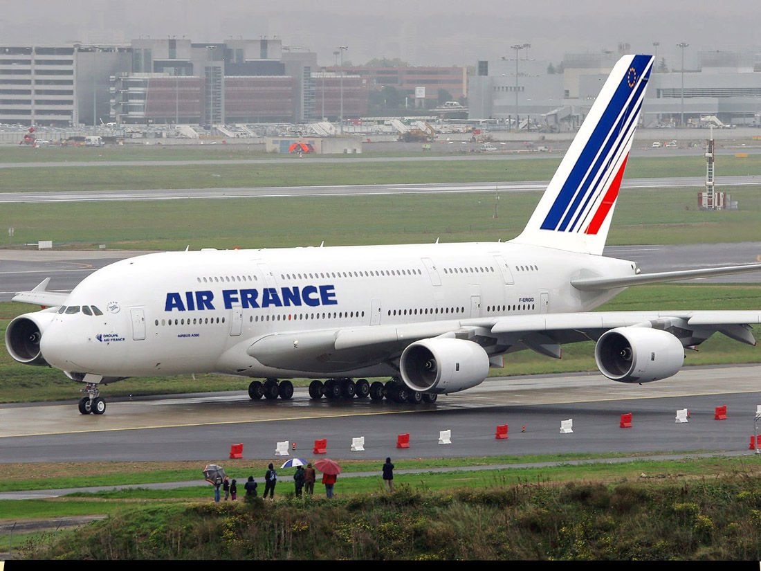 Σύσταση στην Air France να σταματήσει πτήσεις λόγω Έμπολα