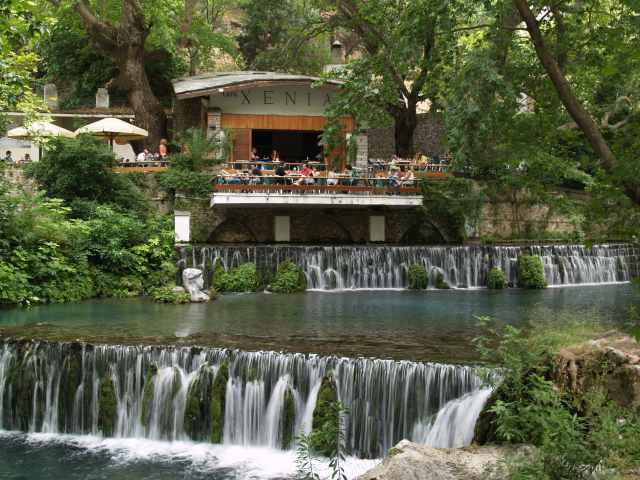 Παραλίγο νέα τραγωδία-Τρεις τραυματίες από πτώση κλαδιού πλατάνου