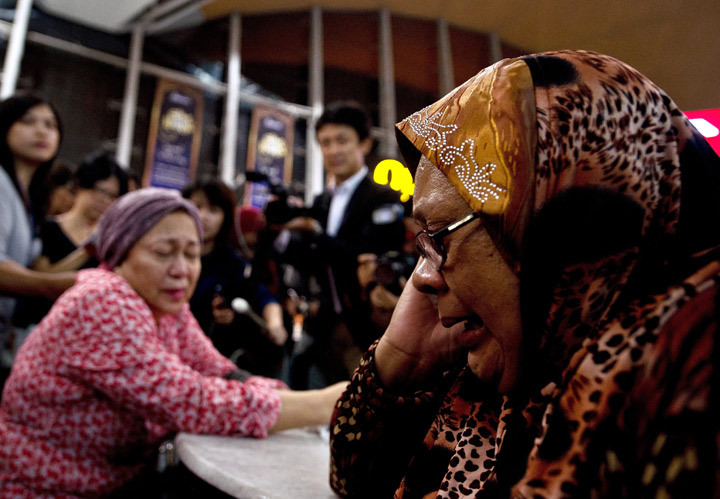 Μαλαισία-Αφίχθη το αεροσκάφος με τις σορούς των θυμάτων της πτήσης ΜΗ17