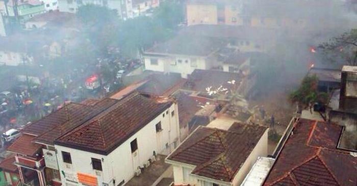 ΦΩΤΟ-Ελικόπτερο συνετρίβη πάνω σε σπίτια στη Βραζιλία