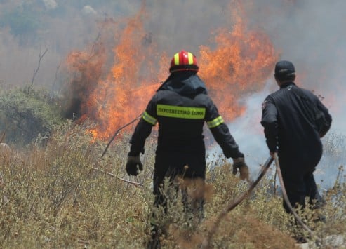 Τραυματίστηκαν πυροσβέστες στην πυρκαγιά στο Θέρμο