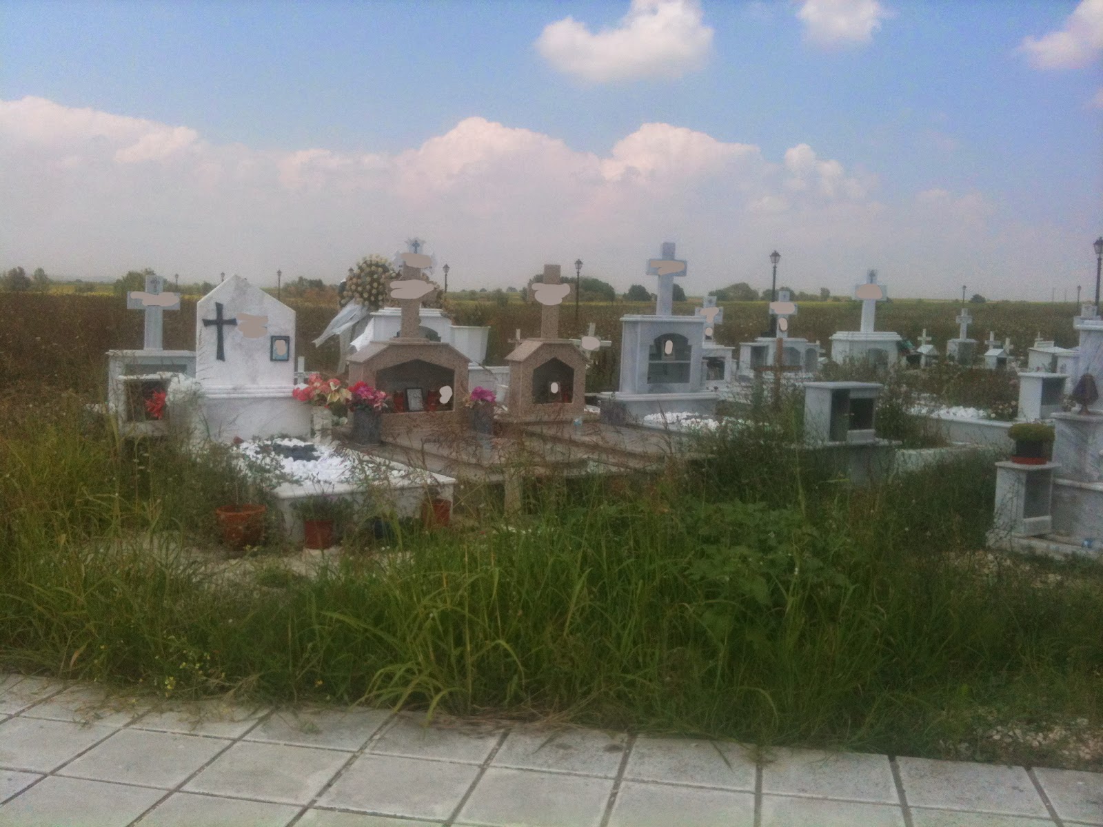 ΦΩΤΟ-Εικόνες θλίψης στα κοιμητήρια της Ορεστιάδας