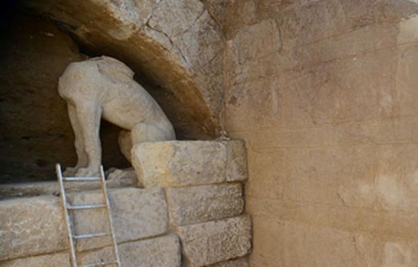 Αμφίπολη: Βρήκαν τα φτερά των Σφιγγών – Θα αποκατασταθούν