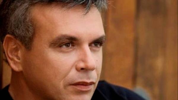 Στις φλόγες το αυτοκίνητο του Μανώλη Λιδάκη – Τραυματίστηκε ελαφρά