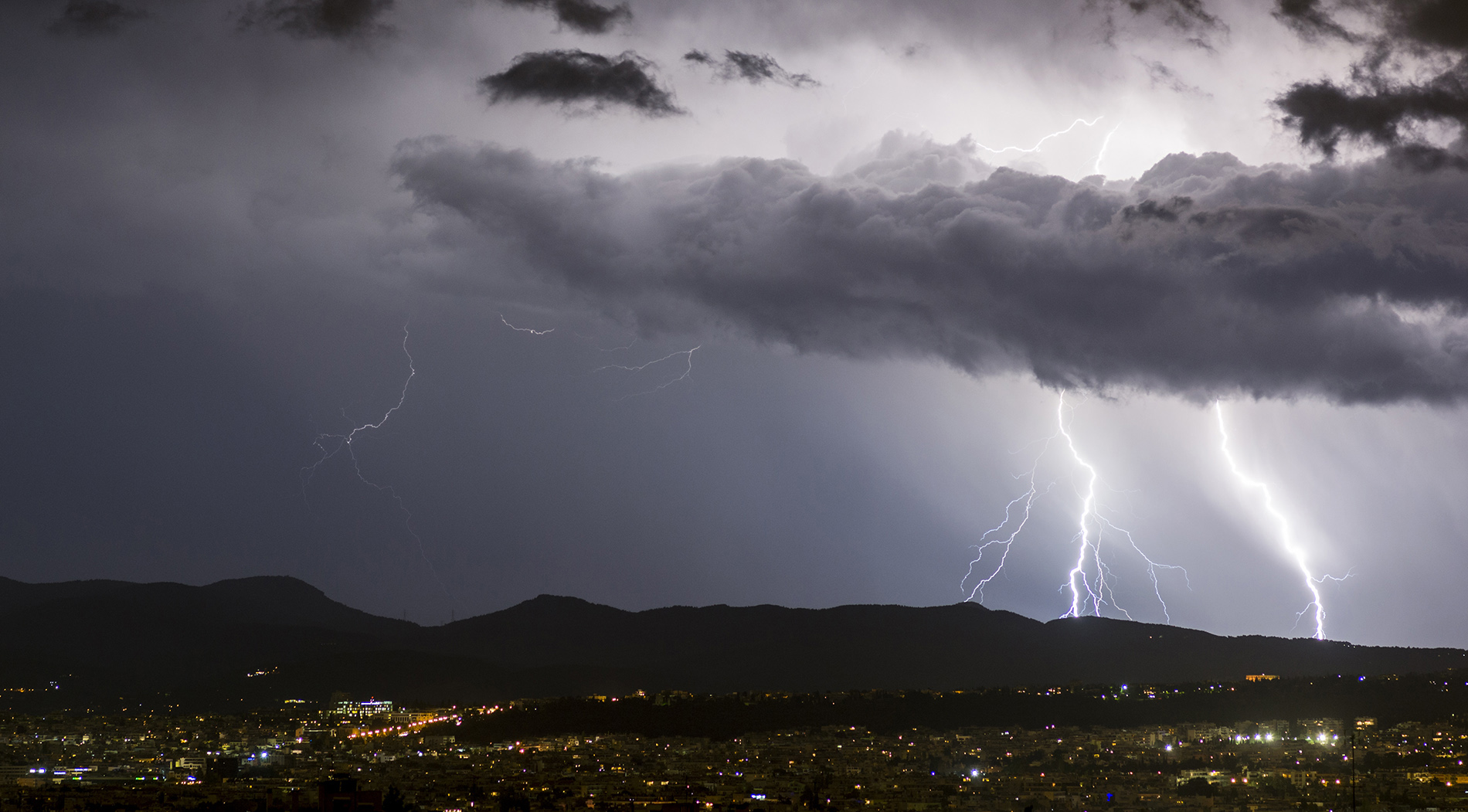 Προβλήματα στην Κοζάνη από την καλοκαιρινή μπόρα