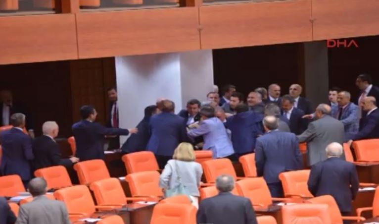 ΒΙΝΤΕΟ-“Ξύλο” στη Βουλή της Τουρκίας
