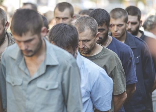 ΦΩΤΟ-Εξευτέλισαν ουκρανούς αιχμαλώτους πολέμου