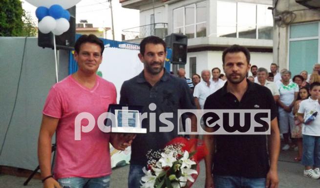 ΦΩΤΟ-Συγκινητική βράβευση για τον Γιώργο Καραγκούνη