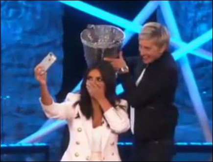 ΒΙΝΤΕΟ-Η Ντε Τζένερις καταβρέχει την Καρντάσιαν