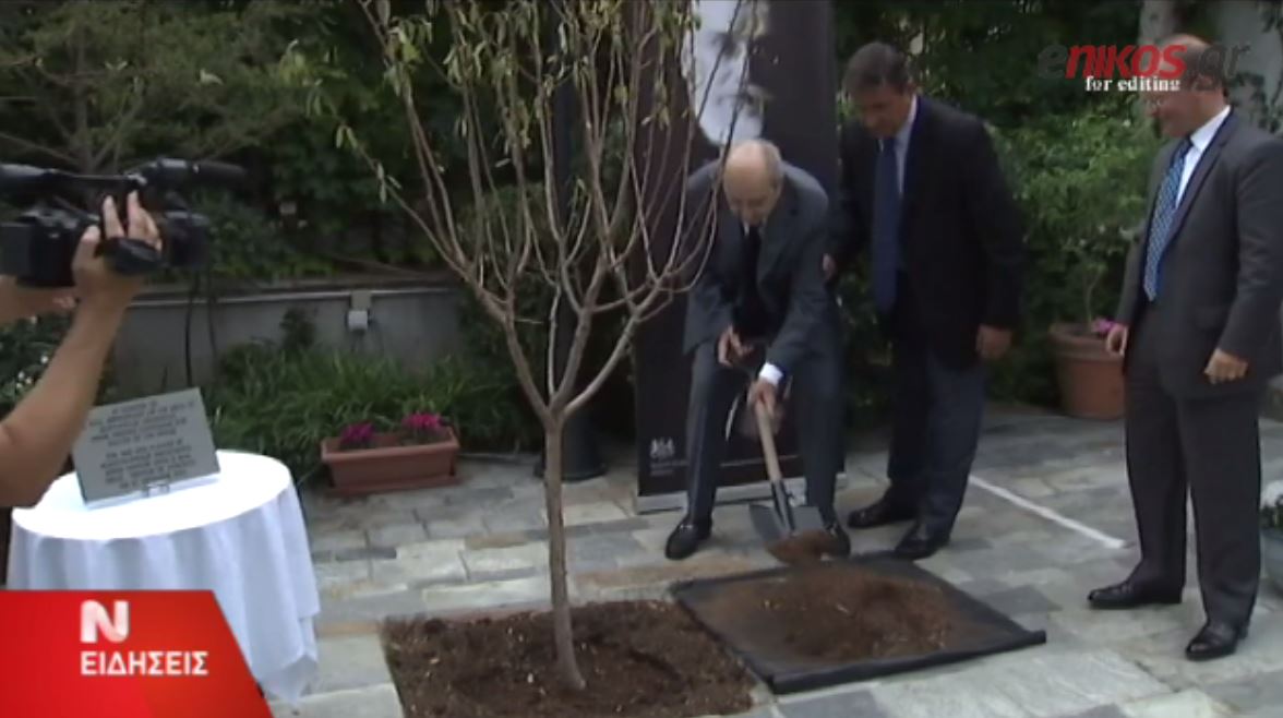 ΒΙΝΤΕΟ-Δείτε τον Κωνσταντίνο Μητσοτάκη να φυτεύει μια αμυγδαλιά