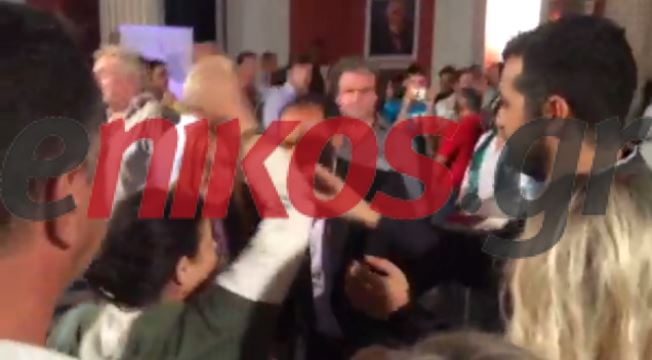 ΒΙΝΤΕΟ-Η “έφοδος” της Λουκά στα γενέθλια του ΠΑΣΟΚ