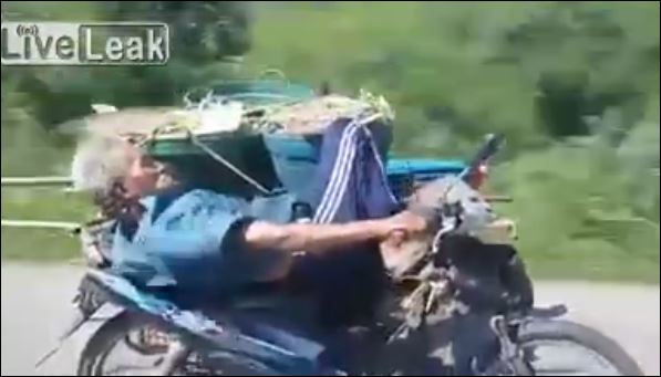 ΒΙΝΤΕΟ-Αυτός ο ηλικιωμένος απολαμβάνει την οδήγηση