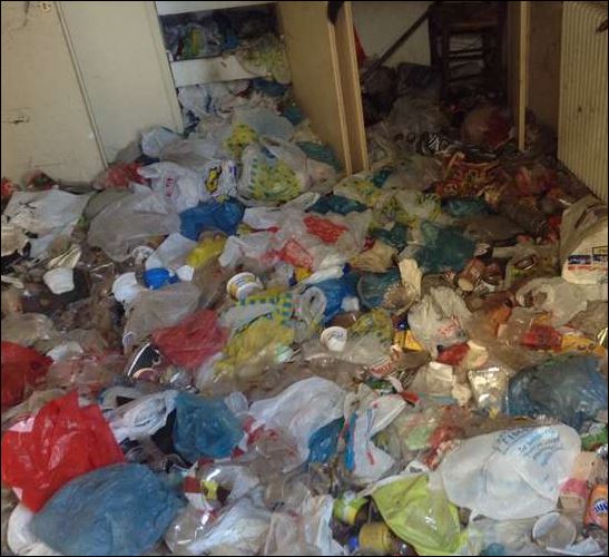 Ζούσε για χρόνια σε διαμέρισμα-χωματερή