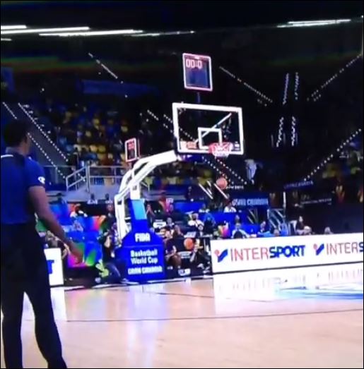 ΒΙΝΤΕΟ-Έβαλε καλάθι από το… σπίτι του