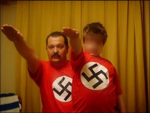 ΒΙΝΤΕΟ-Ο Παππάς της ΧΑ εκπαιδεύει ανήλικο να χαιρετάει ναζιστικά