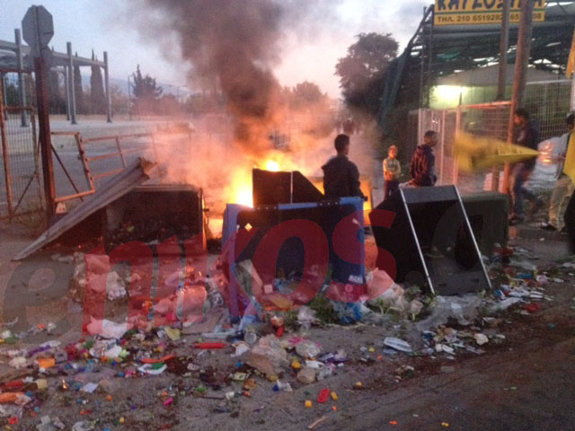 ΦΩΤΟ-Φωτιές στους κάδους του καταυλισμού