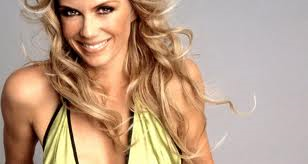 Σχεδιάστρια μόδας με τόλμη και γοητεία η “Μπρουκ”