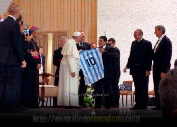 ΦΩΤΟ-Με τον Πάπα συναντήθηκε ο Μαραντόνα