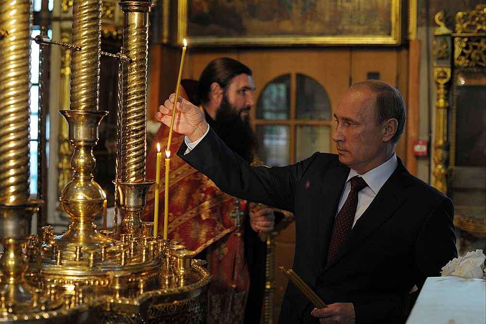 Γιατί άναψε κερί ο Πούτιν;