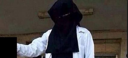 ΦΩΤΟ-Βρετανίδα τζιχαντίστρια κρατάει κομμένο κεφάλι