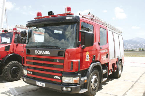 ΤΩΡΑ-Πυροσβεστικό όχημα κατέπεσε σε χαράδρα