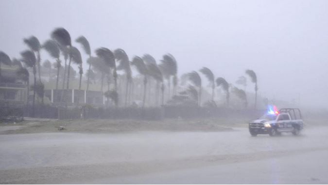 ΦΩΤΟ-Τυφώνας σάρωσε τουριστικό θέρετρο στο Μεξικό