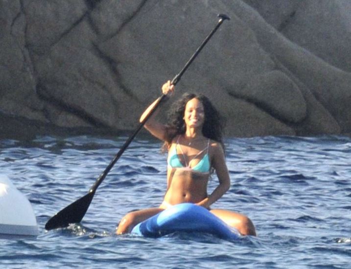 ΦΩΤΟ-Η Ριάνα στη… σανίδα