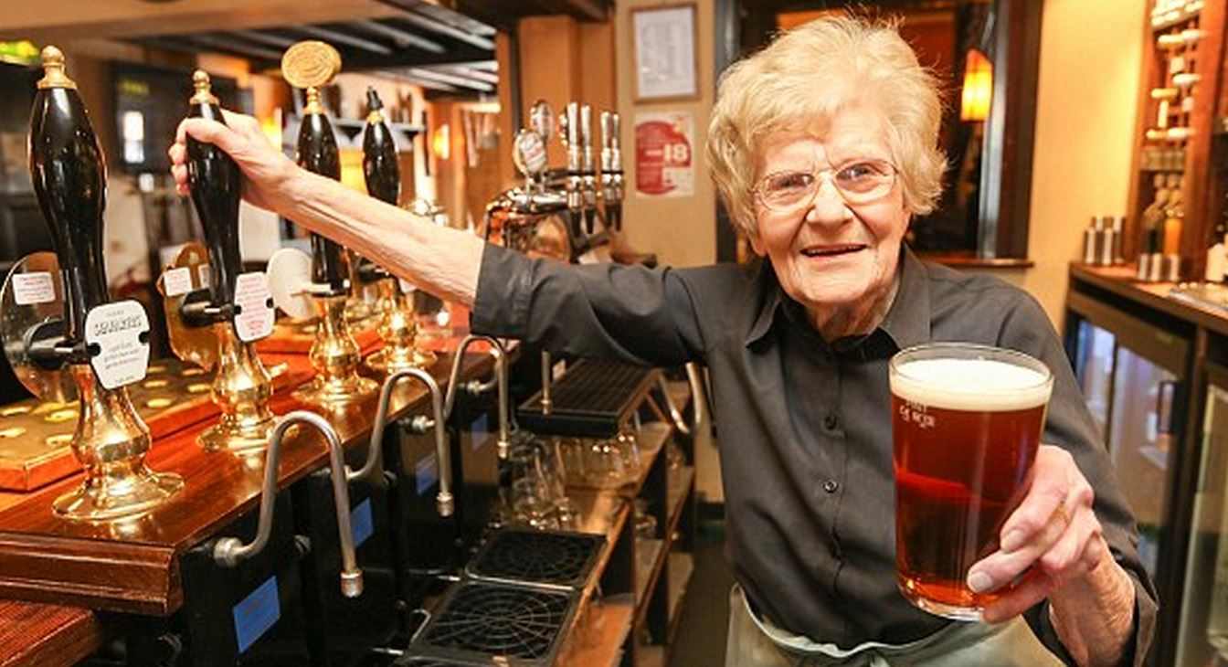 ΦΩΤΟ-Εργάζεται στο ίδιο μπαρ από το 1940