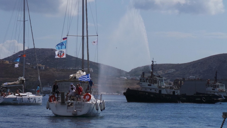 ΒΙΝΤΕΟ-“Απόβαση” Ρώσων ιστιοπλόων στη Σύρο