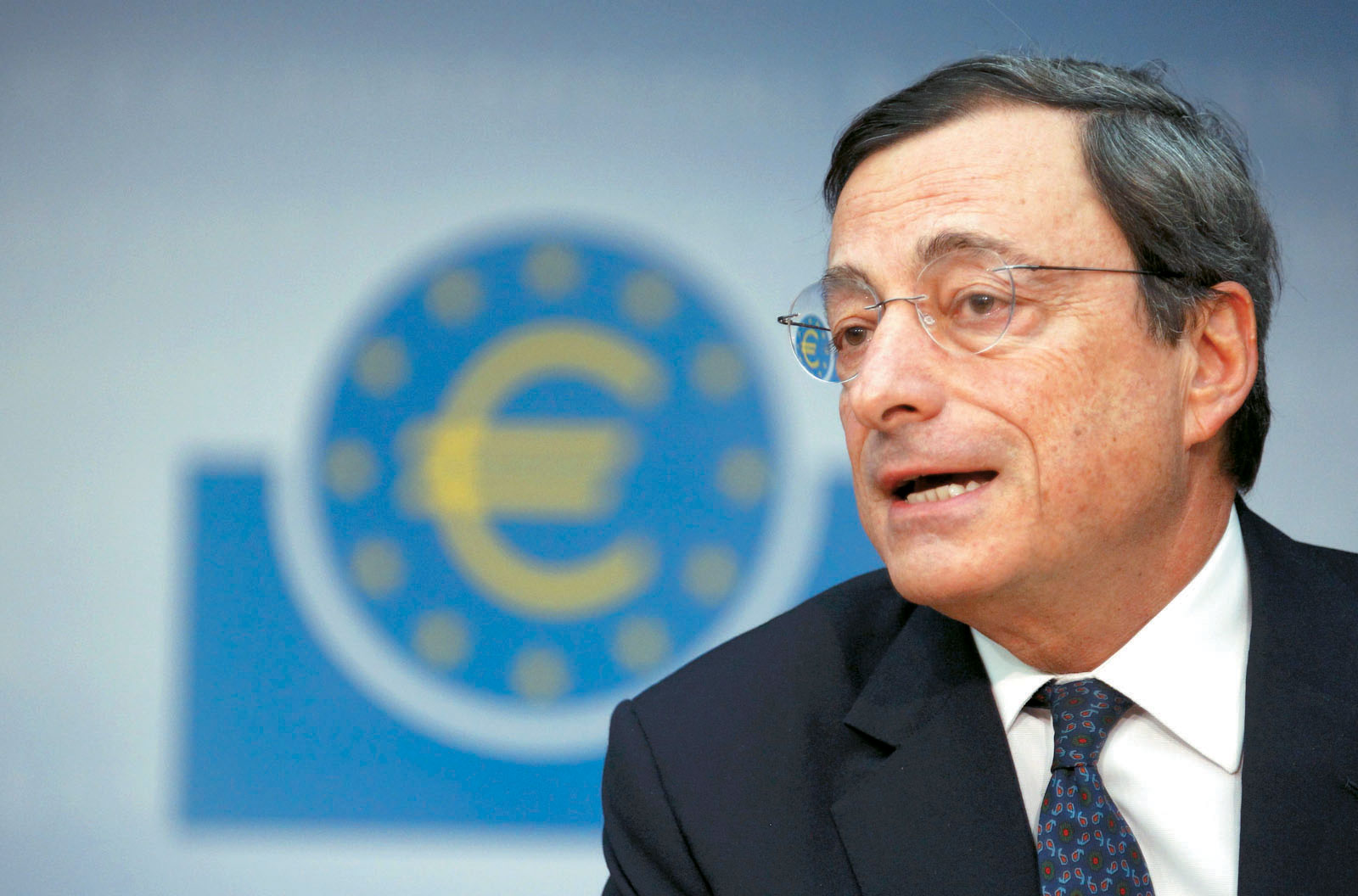 FT: O Ντράγκι καλεί την Ευρωζώνη να προσφέρει εγγυήσεις