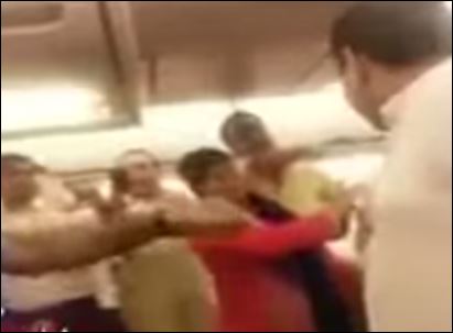 ΒΙΝΤΕΟ-Πακιστανοί επιβάτες εμπόδισαν πολιτικό να επιβιβαστεί σε αεροπλάνο