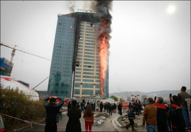 ΦΩΤΟ-Στις φλόγες πεντάστερο ξενοδοχείο