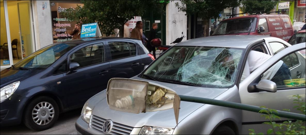 ΦΩΤΟ-Νταλίκα… έριξε κολώνα σε αυτοκίνητο