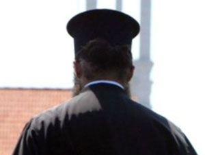 Παπάς αρνήθηκε να κοινωνήσει έγκυο