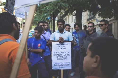ΦΩΤΟ-Διαμαρτυρία έξω από την πρεσβεία του Πακιστάν