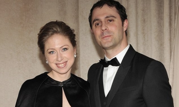 ΦΩΤΟ-Η Τσέλσι Κλίντον αγκαλιά με τη νεογέννητη κόρη της