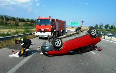 Δυο εγκλωβισμένοι σε τροχαίο στην εθνική