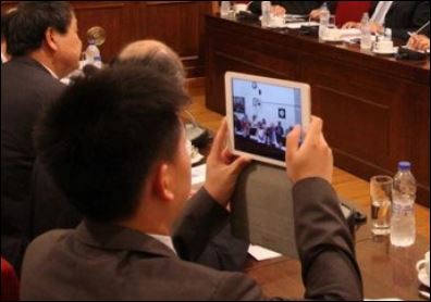 ΦΩΤΟ-Ποιους Έλληνες βουλευτές φωτογραφίζει ο Κινέζος δημοσιογράφος;