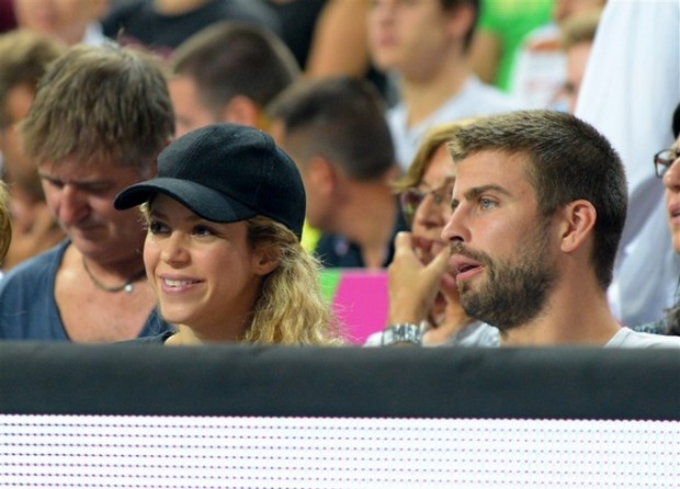 ΦΩΤΟ-Στις εξέδρες η Σακίρα και ο Πικέ