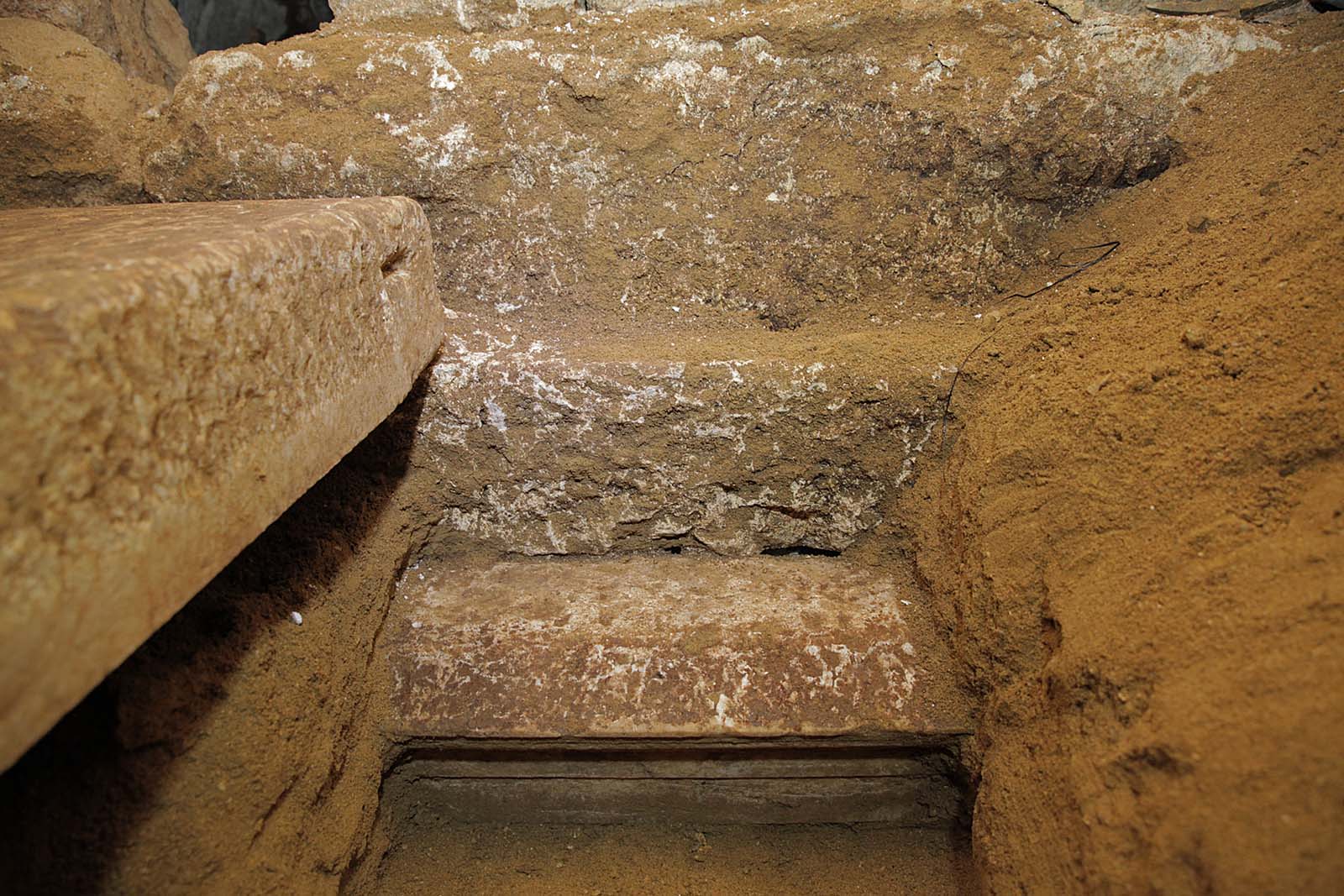 Ραγδαίες οι εξελίξεις στην Αμφίπολη-Στα 3 μέτρα από το δάπεδο η ανασκαφή