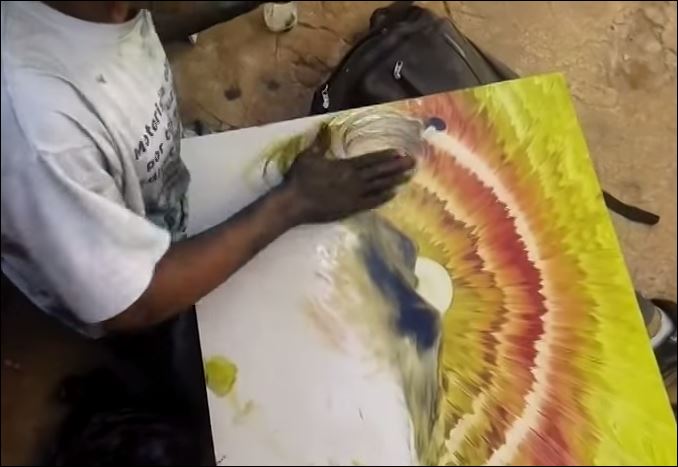 ΒΙΝΤΕΟ-Ζωγραφίζει με… τα δάχτυλα