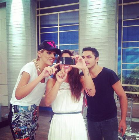 ΦΩΤΟ-Ντύθηκαν…καρυάτιδες ο Δόξας και η Σταμάτη