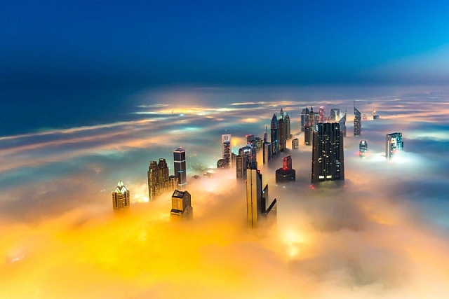 ΦΩΤΟ-To Nτουμπάι σε “θάλασσα” ομίχλης